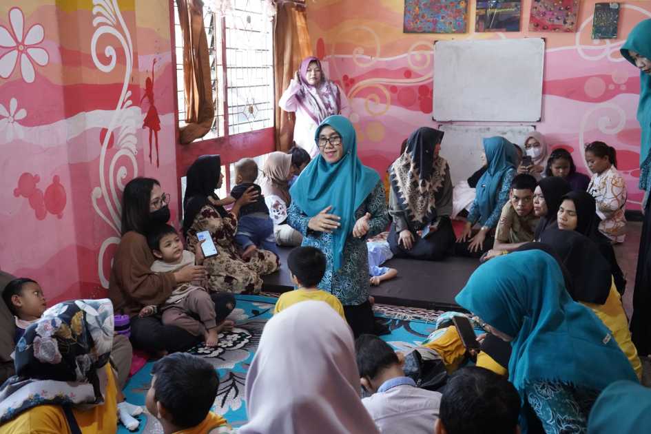 Ketua TP PKK Kota Metro Kunjungi Rumah Fiki, Apresiasi Aktivitas Anak Disabilitas