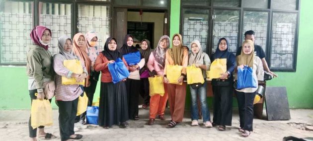 Wali Kota Metro Berikan Bingkisan Lebaran kepada Petugas Kebersihan, Simbol Kepedulian dan Kebersamaan