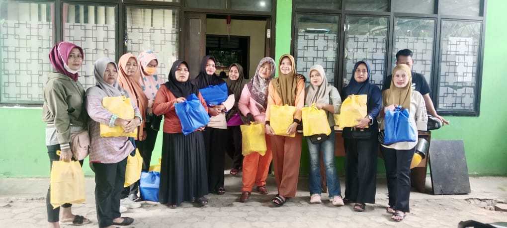 Wali Kota Metro Berikan Bingkisan Lebaran kepada Petugas Kebersihan, Simbol Kepedulian dan Kebersamaan