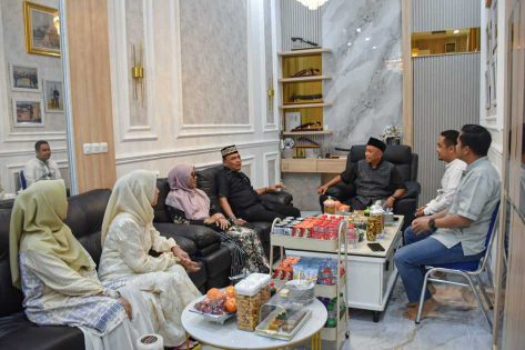 Wali Kota Metro Bersama Istri Laksanakan Halal Bihalal ke Rumah Mantan Pj. Sekda dan Kepala OPD