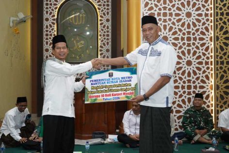 Safari Ramadan 2026, Pemkot Metro Pererat Ukhuwah dan Serahkan Bantuan Karpet Masjid