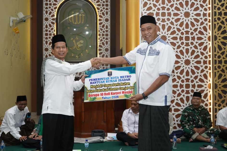Safari Ramadan 2026, Pemkot Metro Pererat Ukhuwah dan Serahkan Bantuan Karpet Masjid
