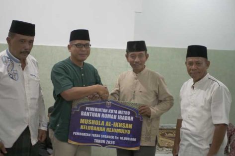 Safari Ramadan: Pemerintah Kota Metro Serahkan Bantuan Hibah untuk Mushola Al Ikhsan