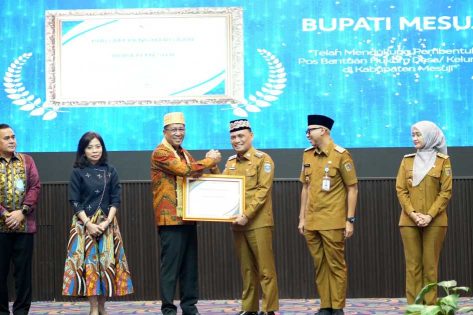 Wali Kota Metro Terima Penghargaan dari Menteri Hukum RI atas Dukungan Pos Bantuan Hukum Desa/Kelurahan