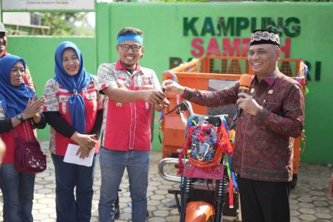 Pemkot Metro Serahkan Bentor untuk Pesantren Bank Sampah Banjarsari, Dorong Gerakan “Malu Buang Sampah Sembarangan”