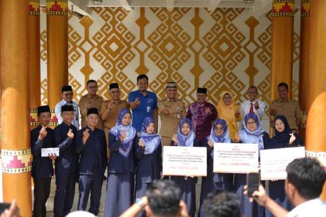 Wali Kota Metro Serahkan Dana Pembinaan Peserta MTQ, Dorong Kebangkitan Syiar Al-Qur’an di Kalangan Generasi Muda