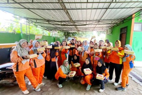 Wali Kota Metro Berbagi Berkah untuk Pasukan Orange Dinas LH