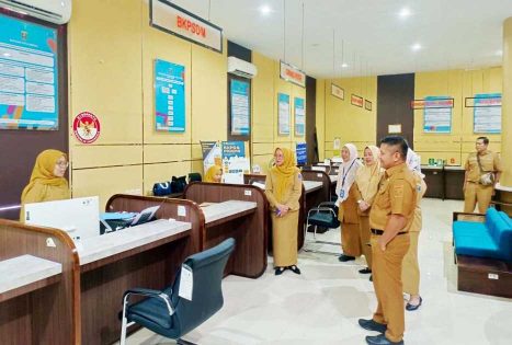 Sekda Kota Metro Tinjau Pelayanan di Disdukcapil dan MPP, Pastikan Layanan Prima bagi Masyarakat