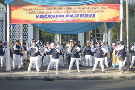 HUT ke-64 PWRI Metro Bagikan 1.500 Nasi Kotak dan Gelar Senam Bersama