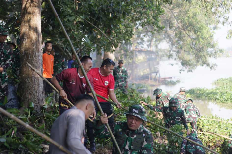 Dukung Gerakan Radin Inten Asri, Pemkot Metro dan Kodim 0411/KM Bersinergi Bersihkan Kawasan Danau Dam Raman