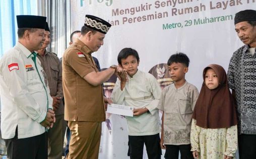 Wali Kota Metro Serahkan Kunci Rumah Baru kepada Rudiyanto, 100 Anak Yatim Terima Santunan Muharam