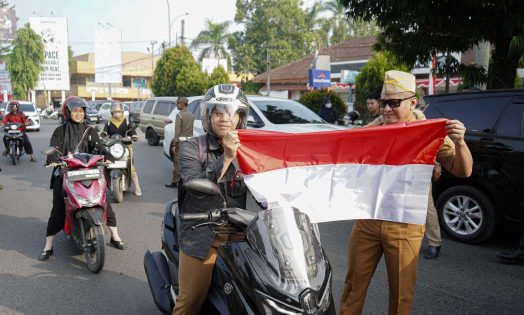 Pemkot Metro Bagikan 225 Bendera Merah Putih, Ajak Masyarakat Gelorakan Semangat Kebangsaan