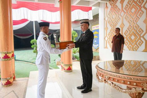 Jelang HUT ke-81 RI, Wali Kota Metro Serahkan Duplikat Bendera Pusaka kepada Paskibraka