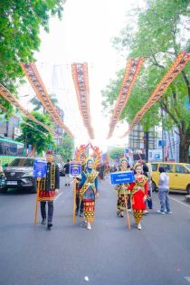 Putri Nuban Warnai Lampung Tapis Karnaval, Kota Metro Tampilkan Kekayaan Budaya di Festival Krakatau XXXV 2026