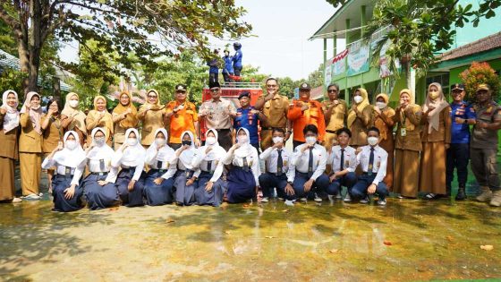 Pemkot Metro Lakukan Penyiraman Sisa Abu Vulkanik dan Salurkan Bantuan Air Bersih