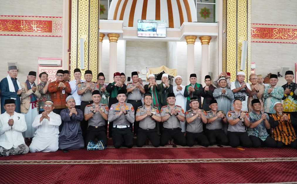 Sekda Kota Metro Dampingi Kapolda Lampung dalam Safari Jumat Penuh Berkah di Masjid Taqwa